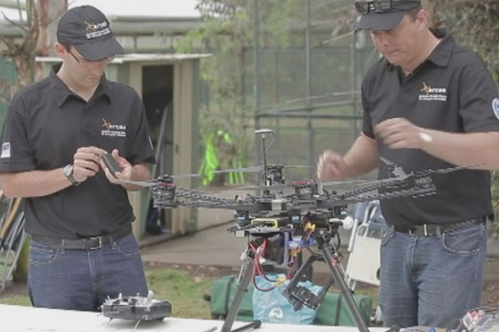 Výzkumníci Queenslandské technické univerzity pracují na dronu | Zdroj: ABC TV News