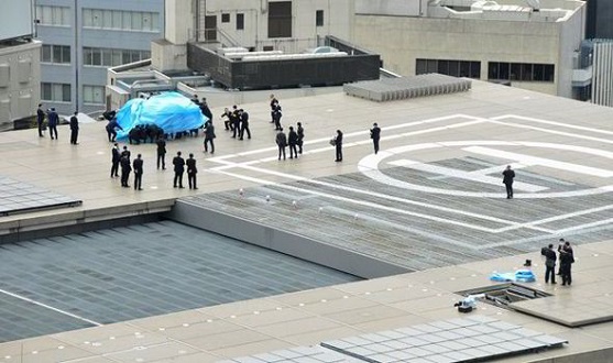 Dron s radioaktivním pískem na střeše | Zdroj: Caters News