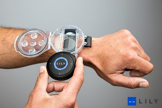 Sledovací zařízení, které se dá nosit na zápěstí podobně jako hodinky. | Zdroj: lily.camera