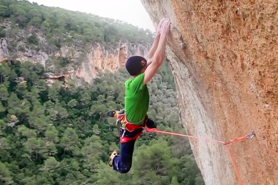 Horolezec, který se snaží zdolat cestu "Big men" | Zdroj: video