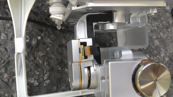 Odpojený flex kabel u slotu pro servomotor | Zdroj: droncentrum