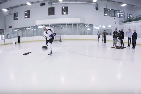 Hokejista zámořské NHL, Steven Stamkos, při trefování se do dronů | Zdroj: video